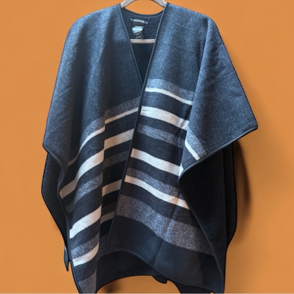 💕 5/$25💕 Womens Striped cape  - Black and Gray

Heavier cape for cold weather